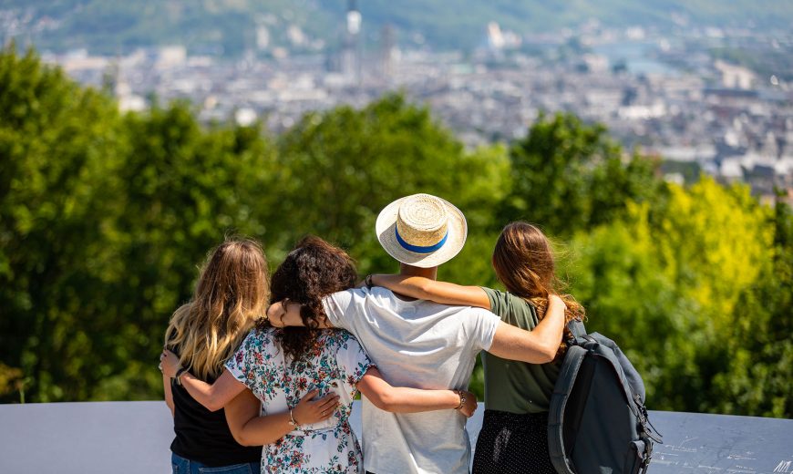 Étudiants regardant la ville de rouen depuis le panorama de Mont-saint-aignant