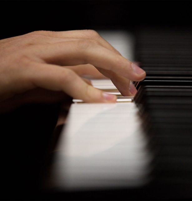 mains jouants sur un piano