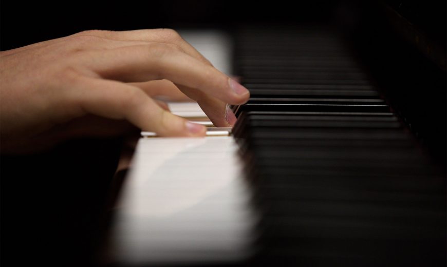 mains jouants sur un piano