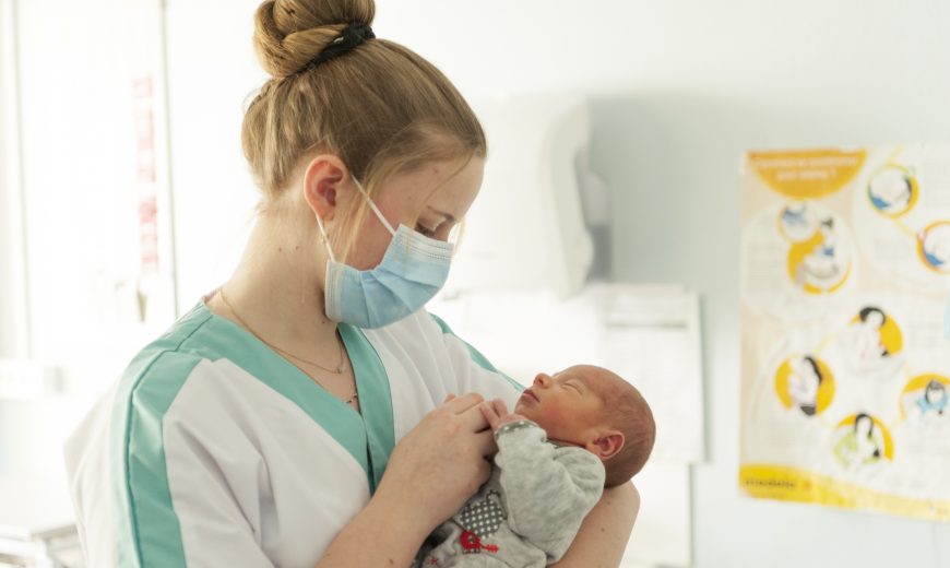 sage femme avec un enfant