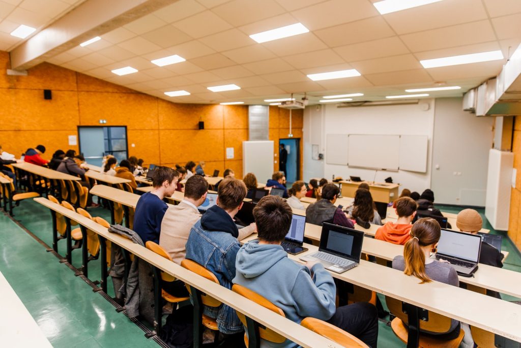 Étudiants dans un amphithéâtre