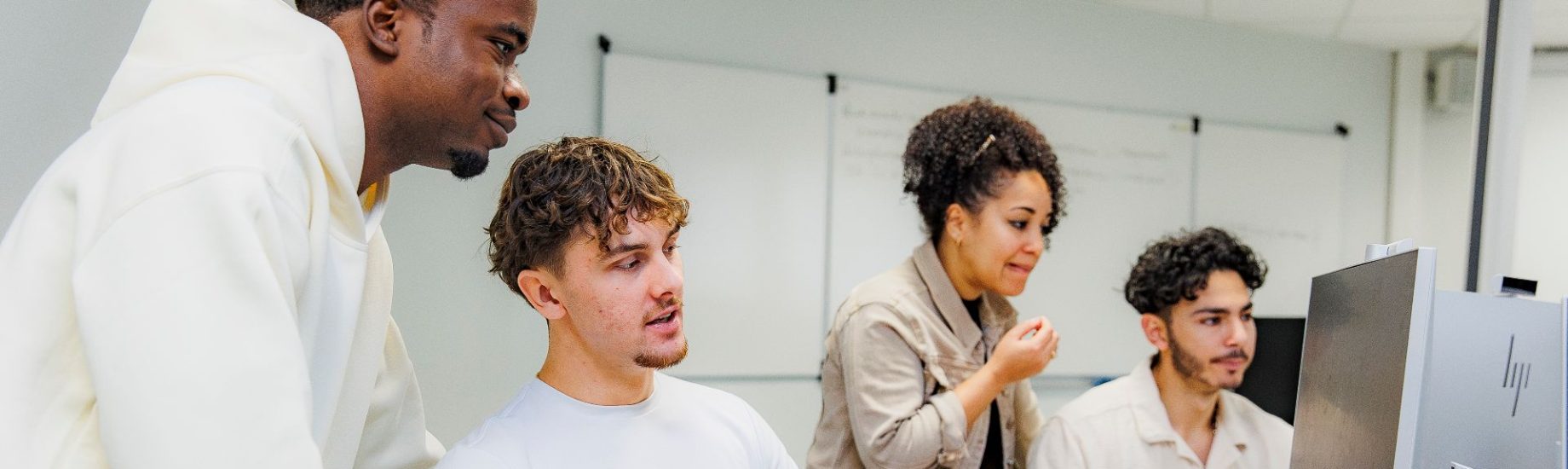 Étudiants de l'Université travaillant devant des ordinateurs