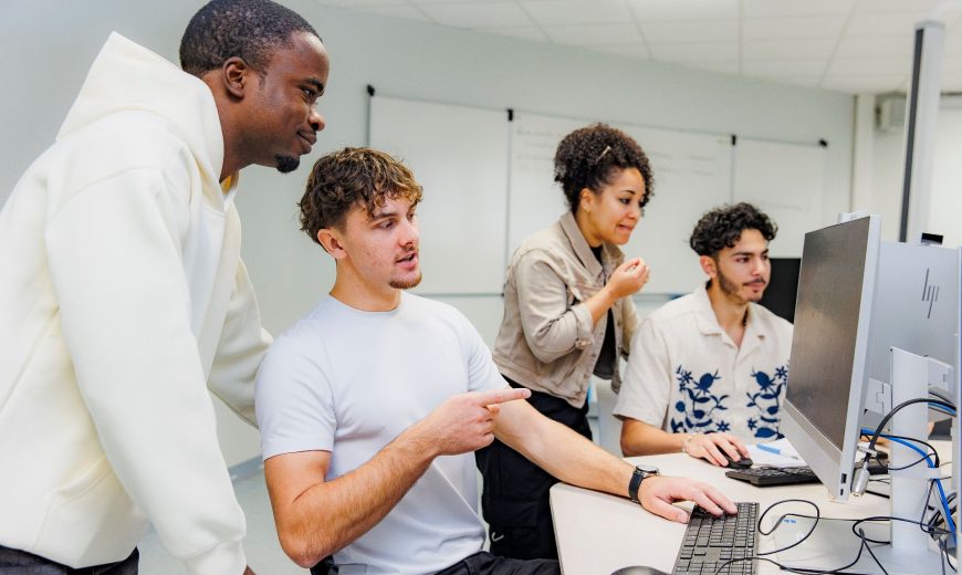 Étudiants de l'Université travaillant devant des ordinateurs