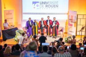 Crémonie Honoris Causa; les 4 récipiendaires et le président de l'université de Rouen Normandie