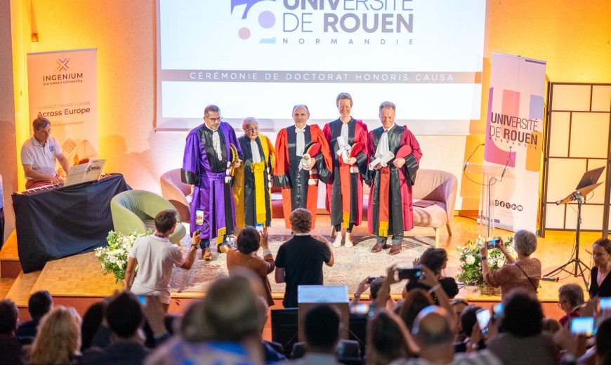 Crémonie Honoris Causa; les 4 récipiendaires et le président de l'université de Rouen Normandie