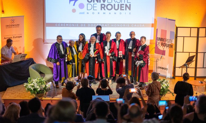 Crémonie Honoris Causa photo de groupe sur scène