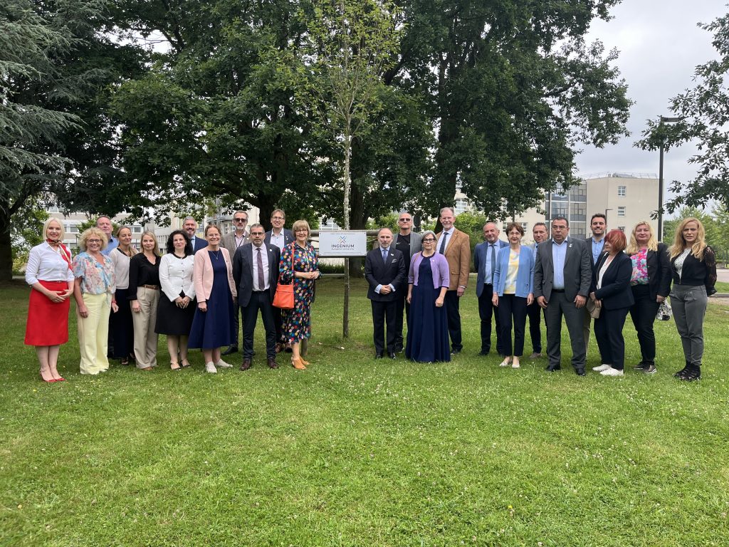 Alliance INGENIUM devant l'arbre INGENIUM